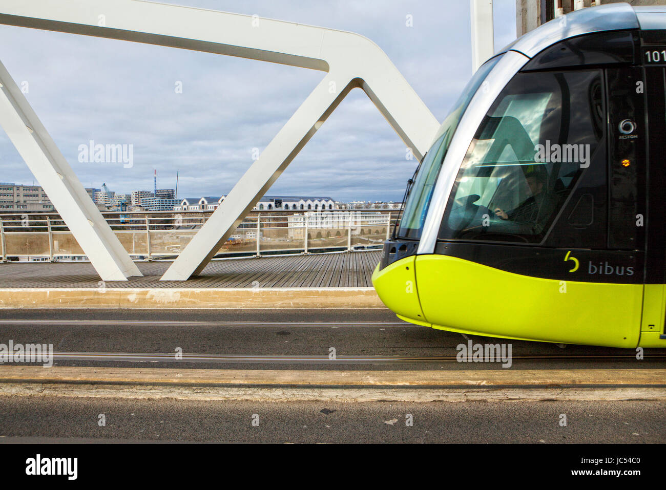 Straßenbahn auf der Brücke Recouvrance, Brest, Frankreich. Brest ist eine Stadt im Département Finistère in der Bretagne im Nordwesten Frankreichs. Hotel liegt in einer geschützten Lage nicht weit von der westlichen Spitze der bretonischen Halbinsel und der westlichen Extremität von Frankreich, ist Brest ein wichtiger Hafen und der zweiten französischen Militärhafen nach Toulon. Stockfoto