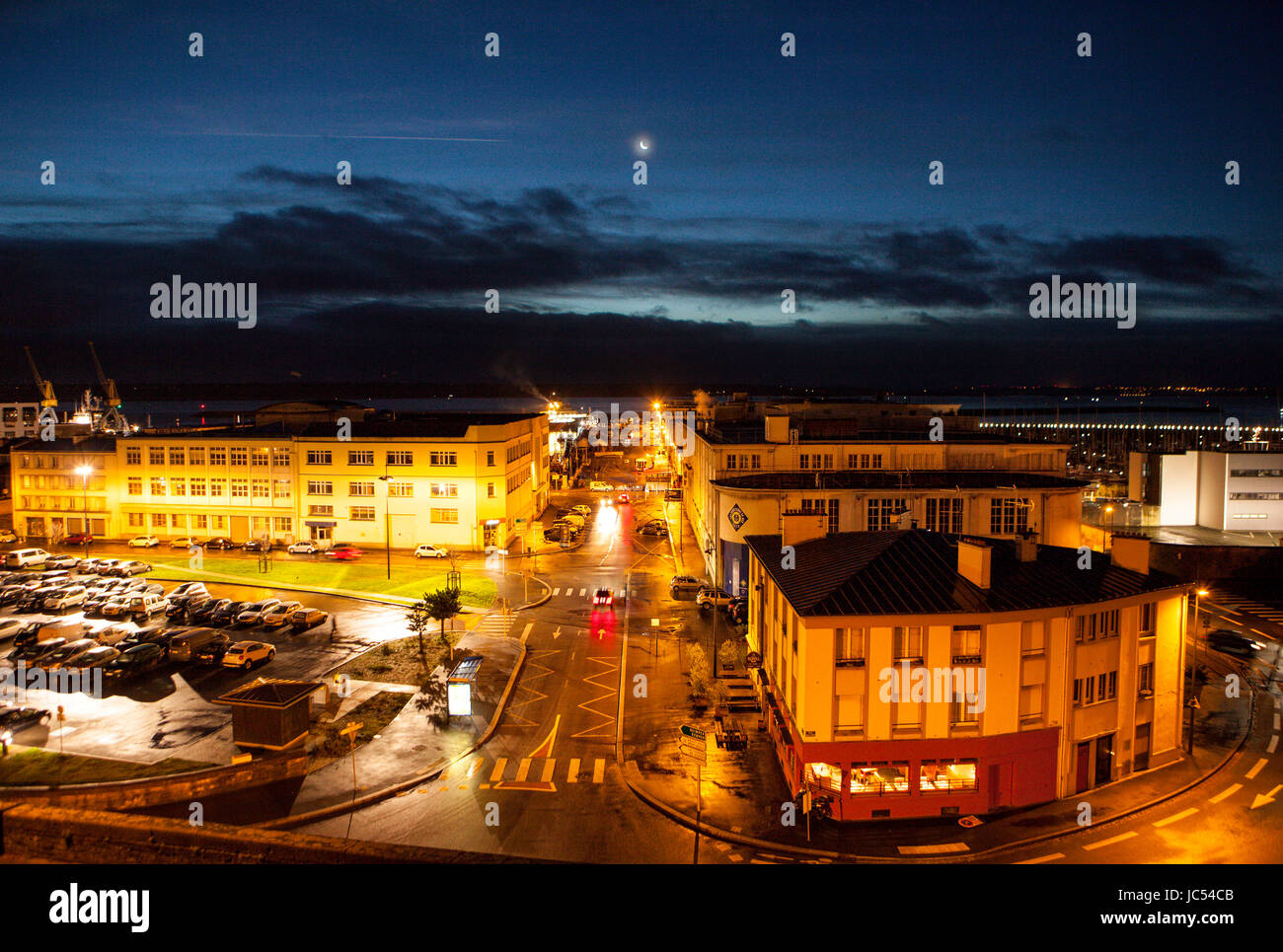 Hafen von Brest. Brest ist eine Stadt im Département Finistère in der Bretagne im Nordwesten Frankreichs. Hotel liegt in einer geschützten Lage nicht weit von der westlichen Spitze der bretonischen Halbinsel und der westlichen Extremität von Frankreich, ist Brest ein wichtiger Hafen und der zweiten französischen Militärhafen nach Toulon. Stockfoto