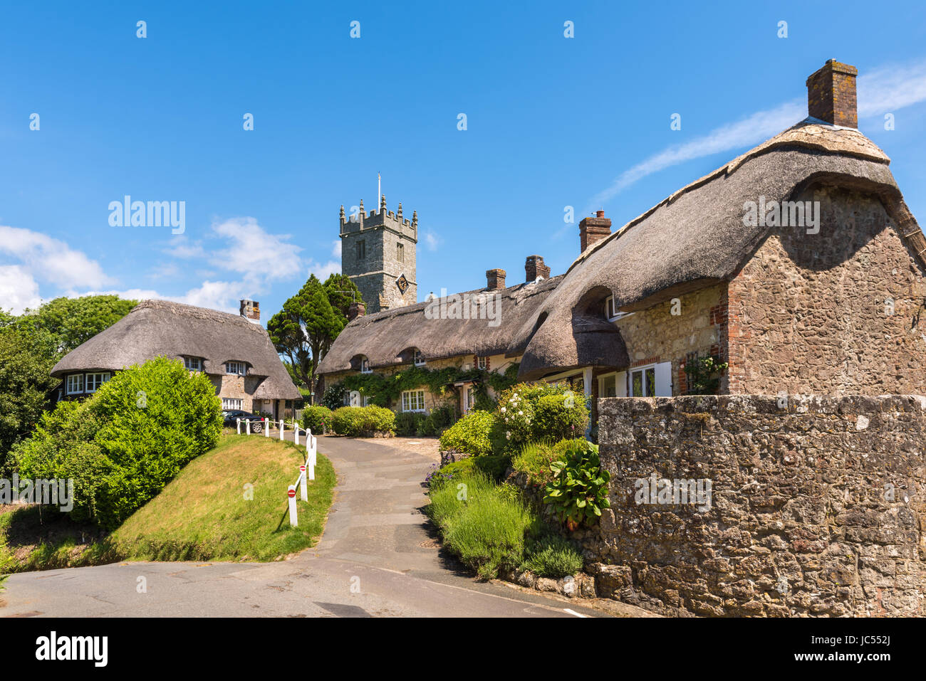 All Saints Church Tower und strohgedeckten Hütten, Godshill, Isle Of Wight, Großbritannien Stockfoto