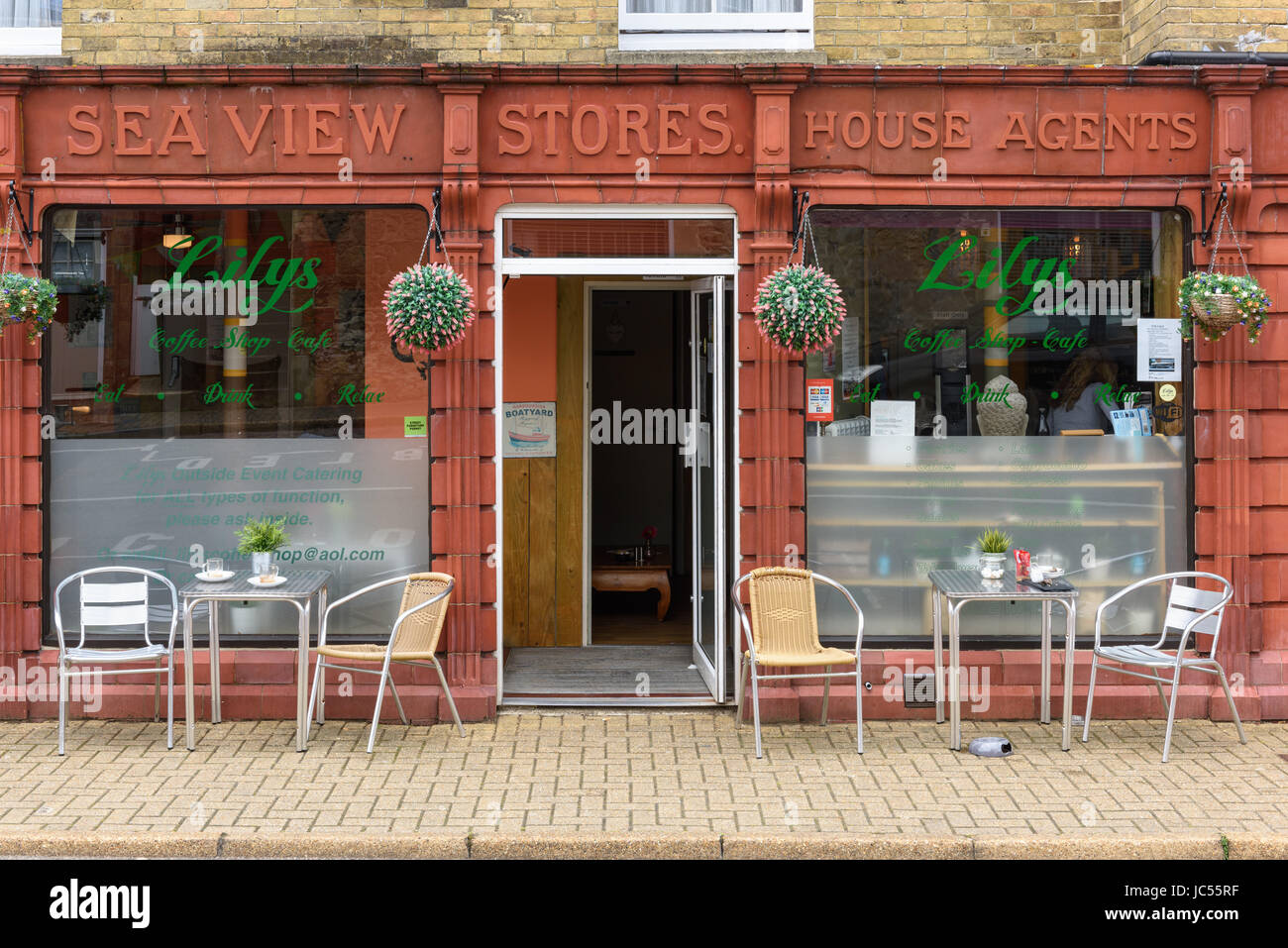 Cafe auf der High Street, Blick aufs Meer, Isle Of Wight, Großbritannien Stockfoto