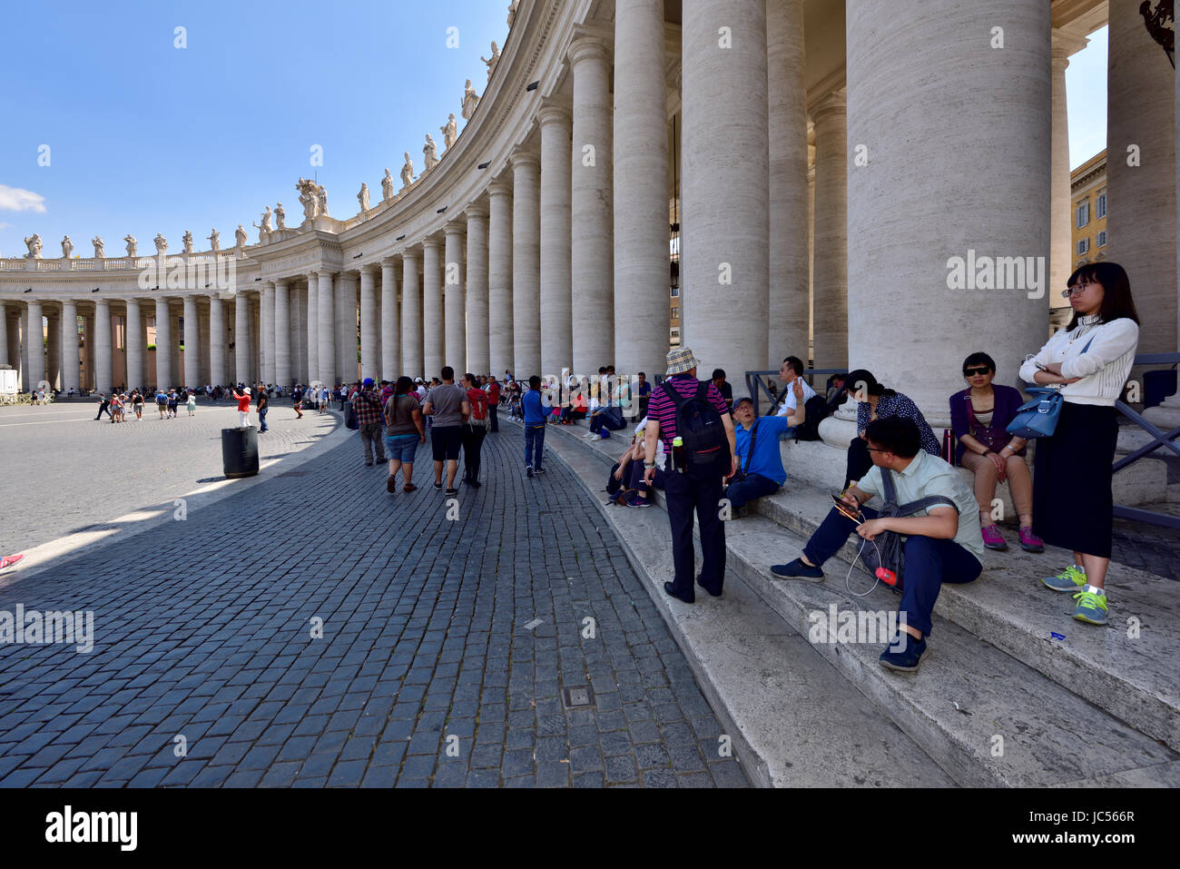 Sankt Peter Platz, Vatikanstadt, Rom. Menschen bleiben im Schatten kühl Stockfoto