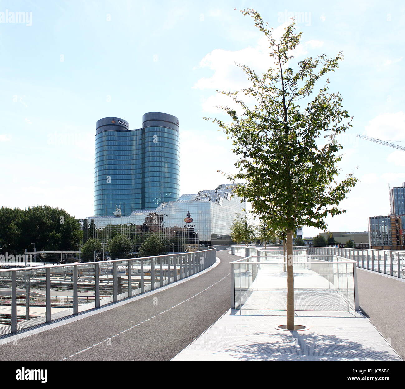 Rabotower Büro, HQ von Rabo Bank Holland in Utrecht, Niederlande. (Rabobank Bestuurscentrum), von neuen Moreelse Brug Fußgänger & Fahrrad Brücke gesehen Stockfoto Rabotower Büro, HQ von Rabo Bank Holland in Utrecht, Niederlande. (Rabobank Bestuurscentrum), von neuen Moreelse Brug Fußgänger & Fahrrad Brücke gesehen Stockfoto