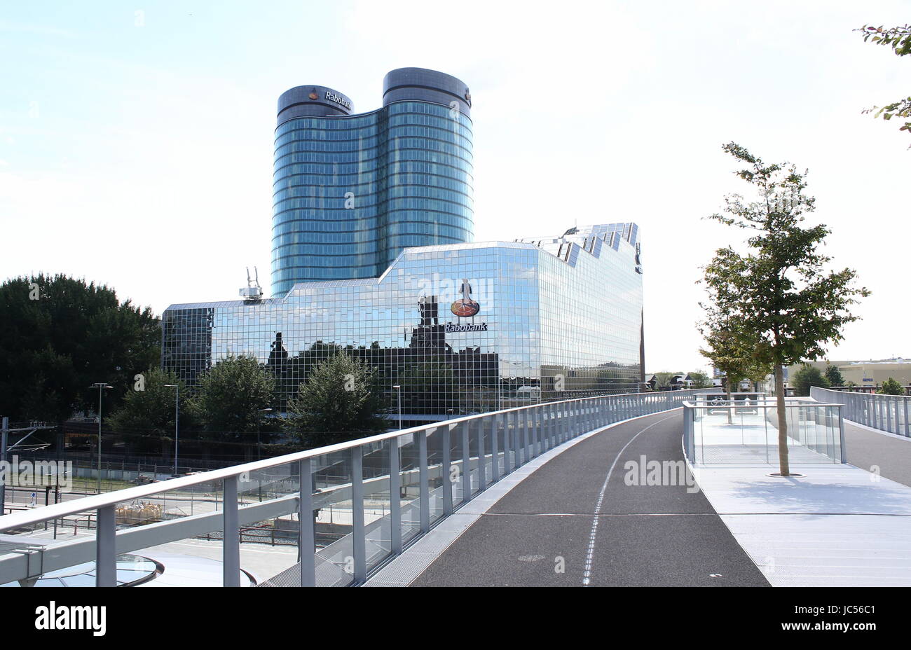 Rabotower Büro, HQ von Rabo Bank Holland in Utrecht, Niederlande. (Rabobank Bestuurscentrum), von neuen Moreelse Brug Fußgänger & Fahrrad Brücke gesehen Stockfoto Rabotower Büro, HQ von Rabo Bank Holland in Utrecht, Niederlande. (Rabobank Bestuurscentrum), von neuen Moreelse Brug Fußgänger & Fahrrad Brücke gesehen Stockfoto