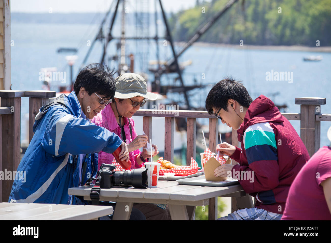 Chinesische Touristen Verzehr von Meeresfrüchten im Magnolia Grill, Lunenberg, Nova Scotia, Kanada Stockfoto