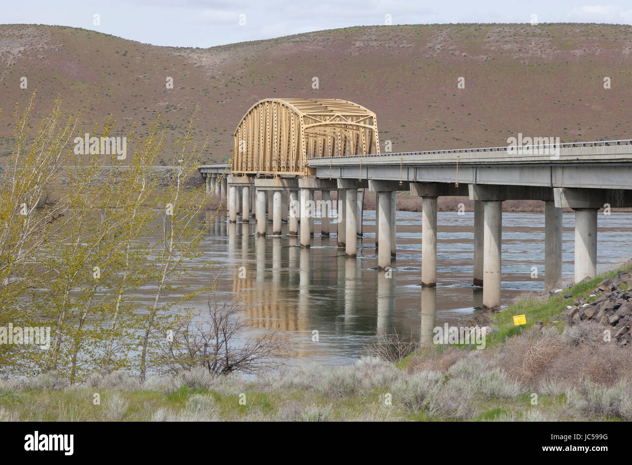 Benton County, Washington: Vernita Brücke über Washington State Route 24 als es kreuzt über den Columbia River zwischen Grant County und Benton County. T Stockfoto
