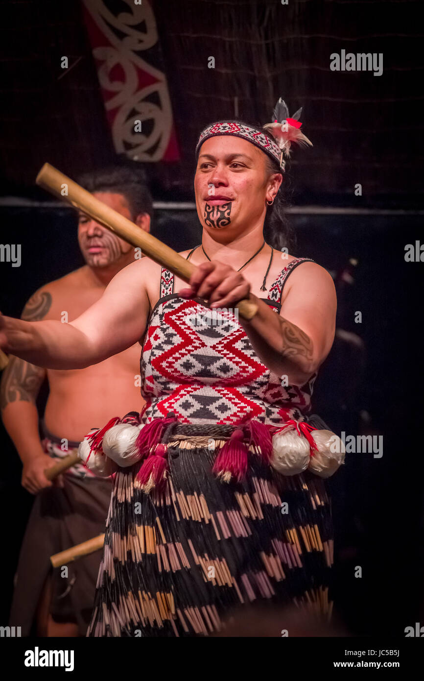 NORTH ISLAND, Neuseeland - 17. Mai 2017: Nahaufnahme einer Tamaki Maori-Frau mit traditionell tätowiert Gesicht und tragen traditionelle Kleidung auf Maori attra Stockfoto