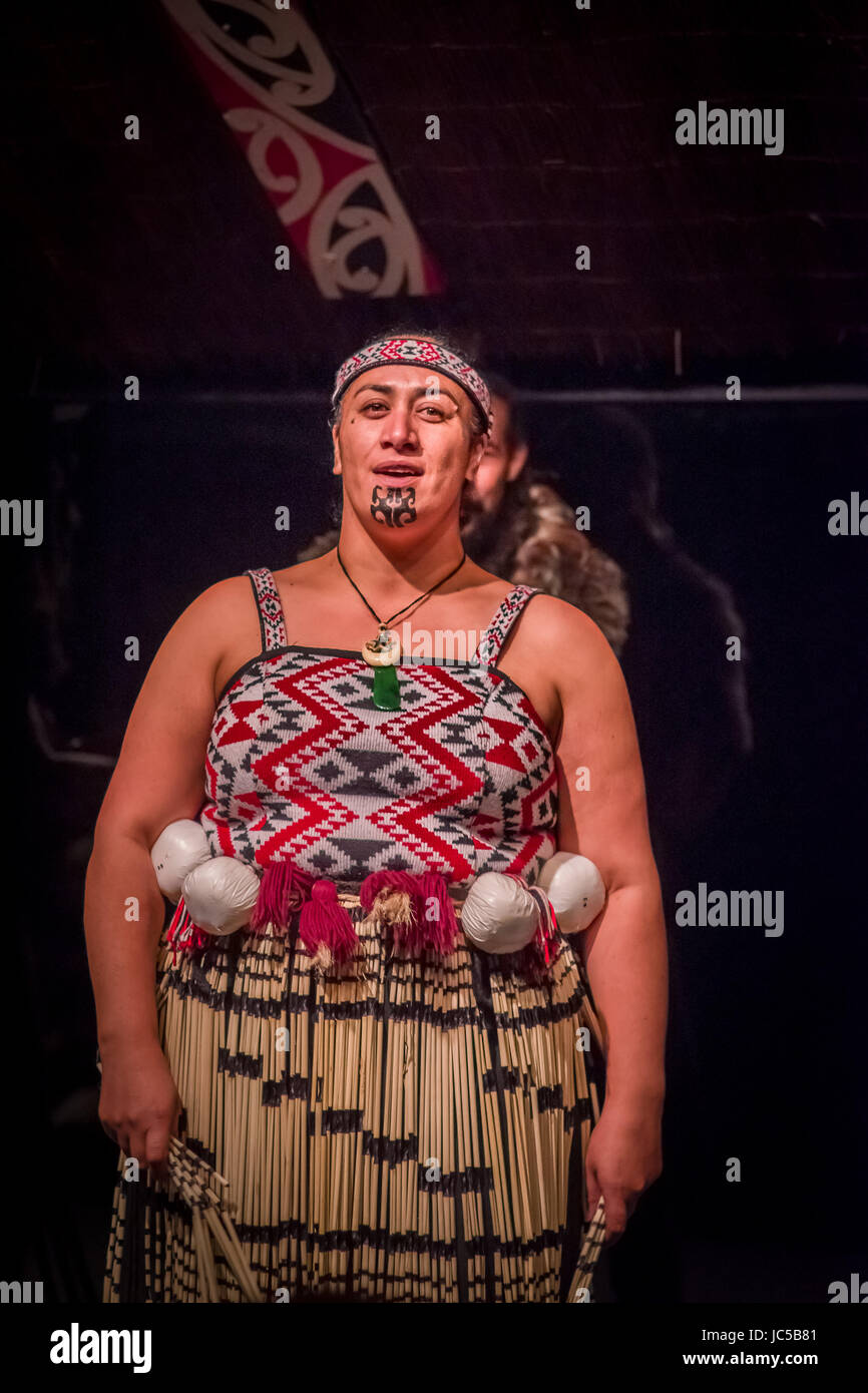 NORTH ISLAND, Neuseeland - 17. Mai 2017: Nahaufnahme einer Tamaki Maori-Frau mit traditionell tätowiert Gesicht und tragen traditionelle Kleidung auf Maori attra Stockfoto