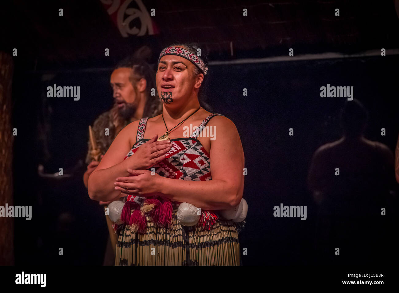 NORTH ISLAND, Neuseeland - 17. Mai 2017: Nahaufnahme einer Tamaki Maori-Frau mit traditionell tätowiert Gesicht und tragen traditionelle Kleidung auf Maori attra Stockfoto