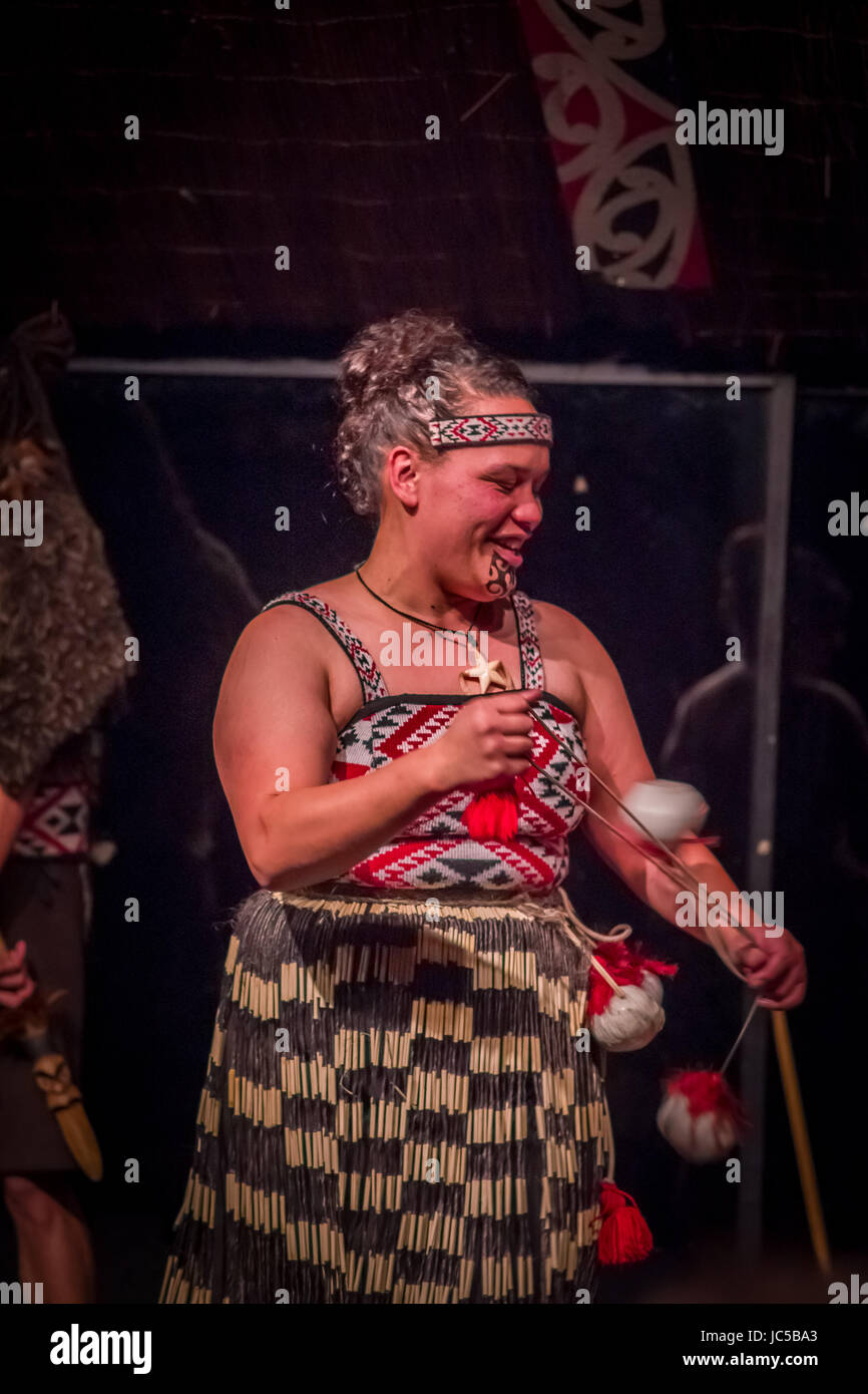 NORTH ISLAND, Neuseeland - 17. Mai 2017: Nahaufnahme einer lächelnden Tamaki Maori-Frau mit traditionell tätowiert Gesicht und tragen traditionelle Kleidung bei Mao Stockfoto