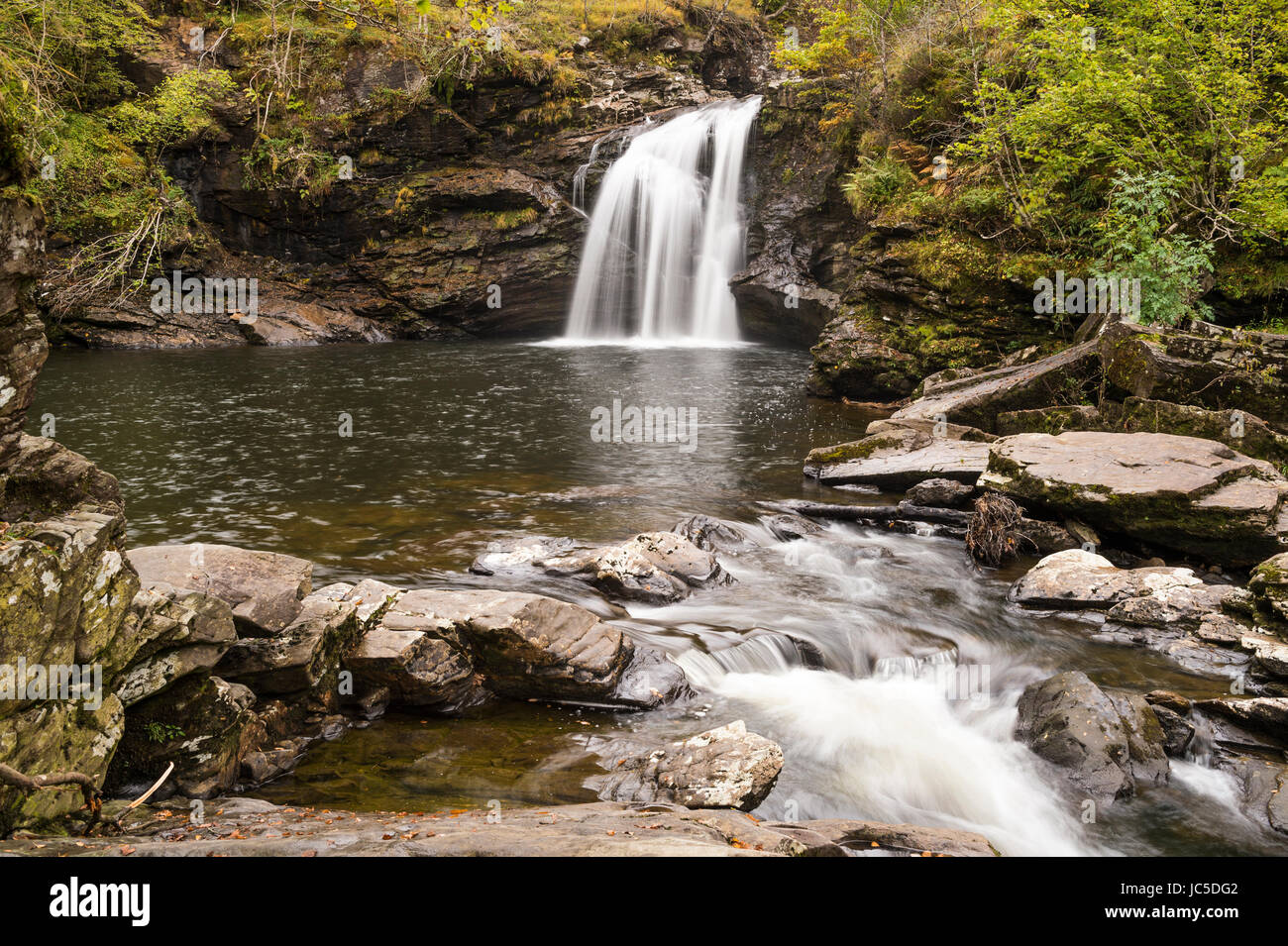 Die Wasserfälle Falloch, die am Fluss Falloch drei Meilen vom Dorf Crianlarich liegen Stockfoto