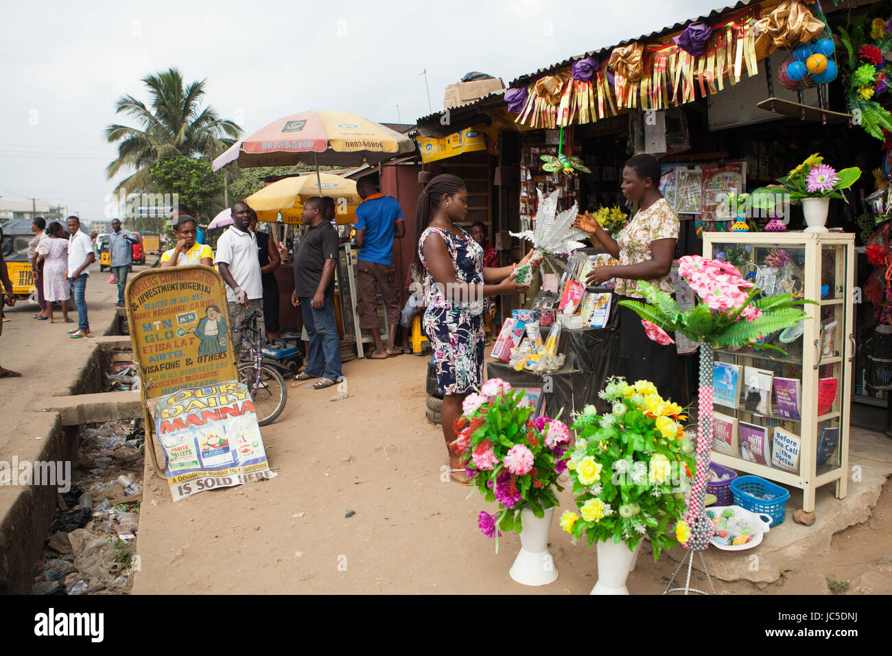 Eine weibliche Ladenbesitzer außerhalb Ihres Shop, Nigeria, Afrika Stockfoto