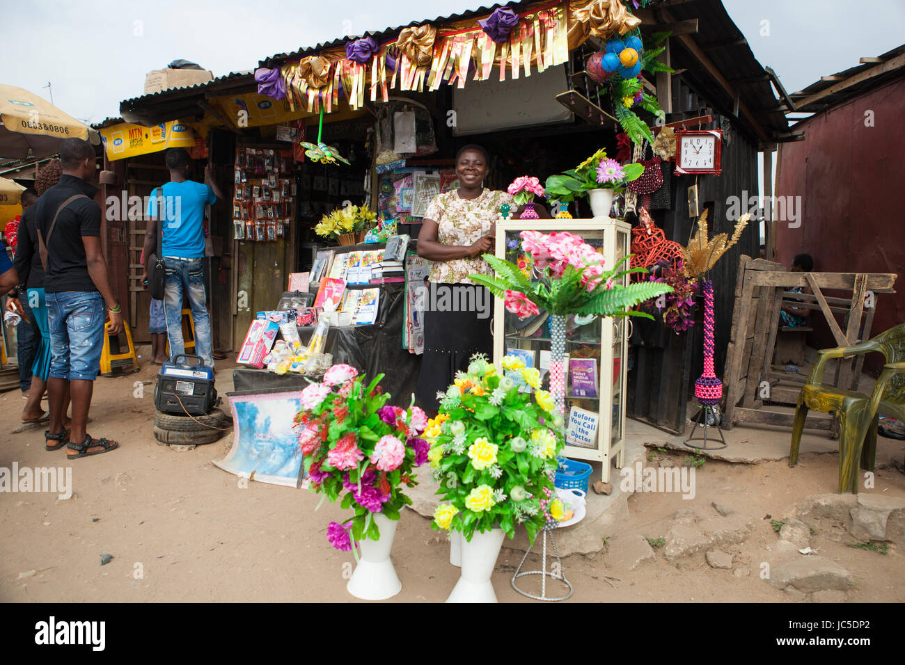 Eine weibliche Ladeninhaber außerhalb ihres Shop, Nigeria, Afrika Stockfoto