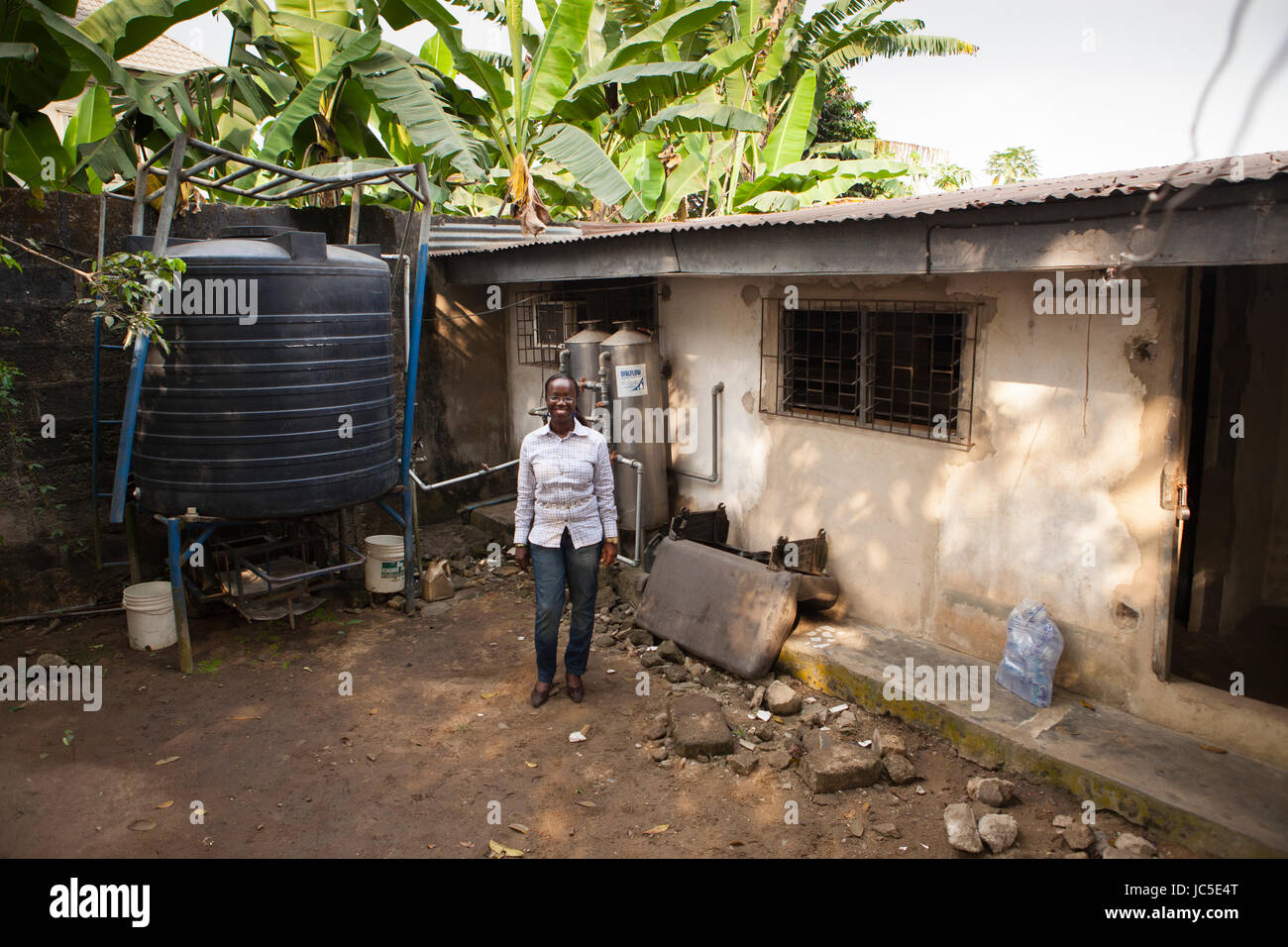Eine Frau, die vor ihrem Haus, Nigeria, Afrika Stockfotografie Alamy