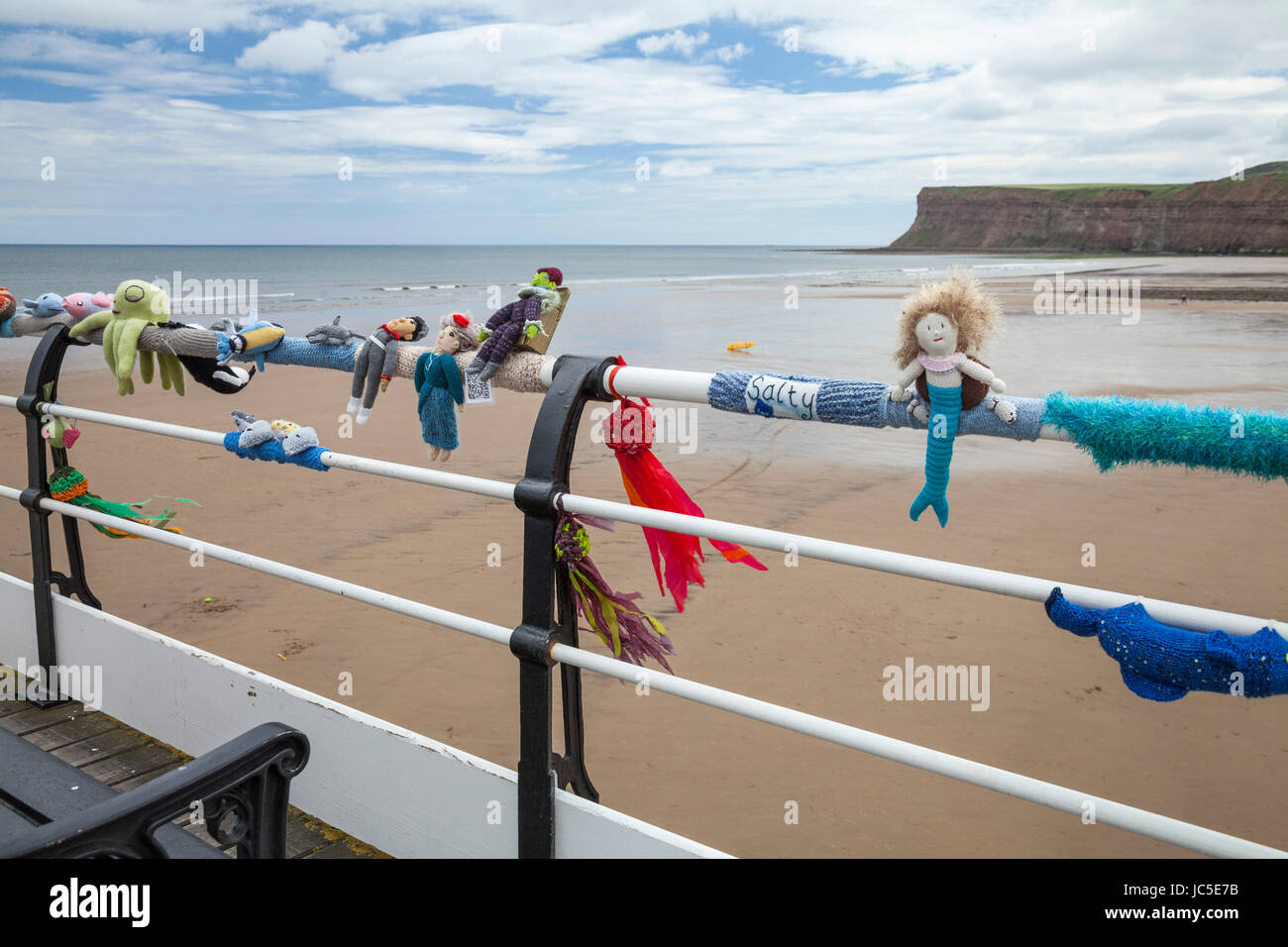 Der Pier mit den gestrickten Meeresbewohner in Saltburn von Meer, England, UK Stockfoto