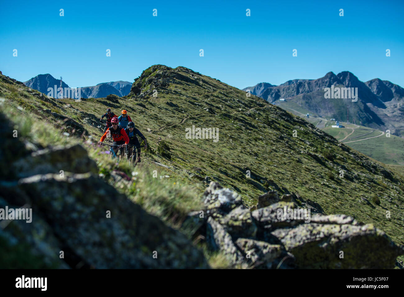 Eine Gruppe von Mountainbiker fahren eine Strecke hoch in den Pyrenäen, Andorra. Stockfoto