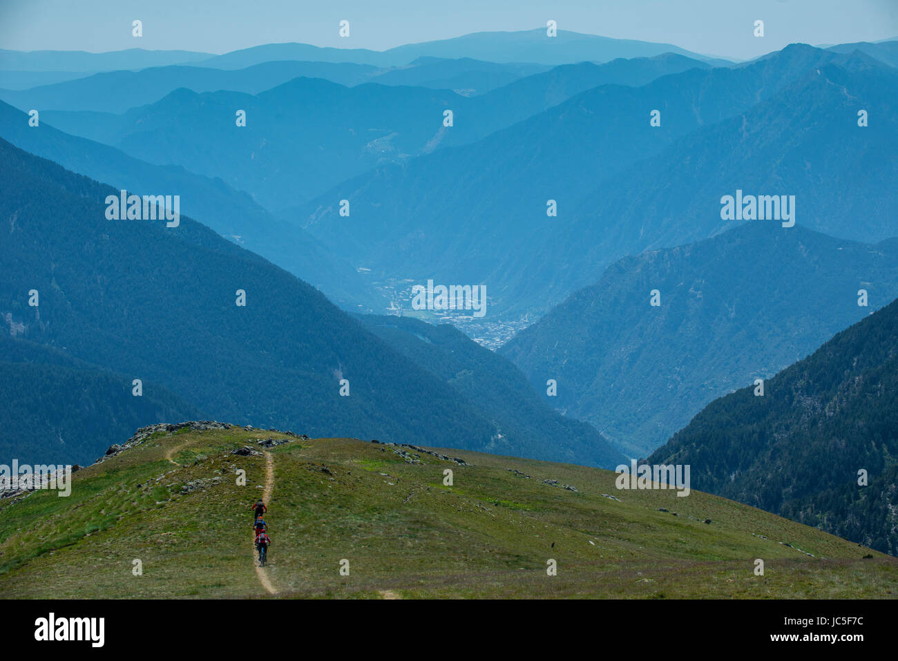 Eine Gruppe von Mountainbiker fahren eine Strecke hoch in den Pyrenäen, Andorra. Stockfoto