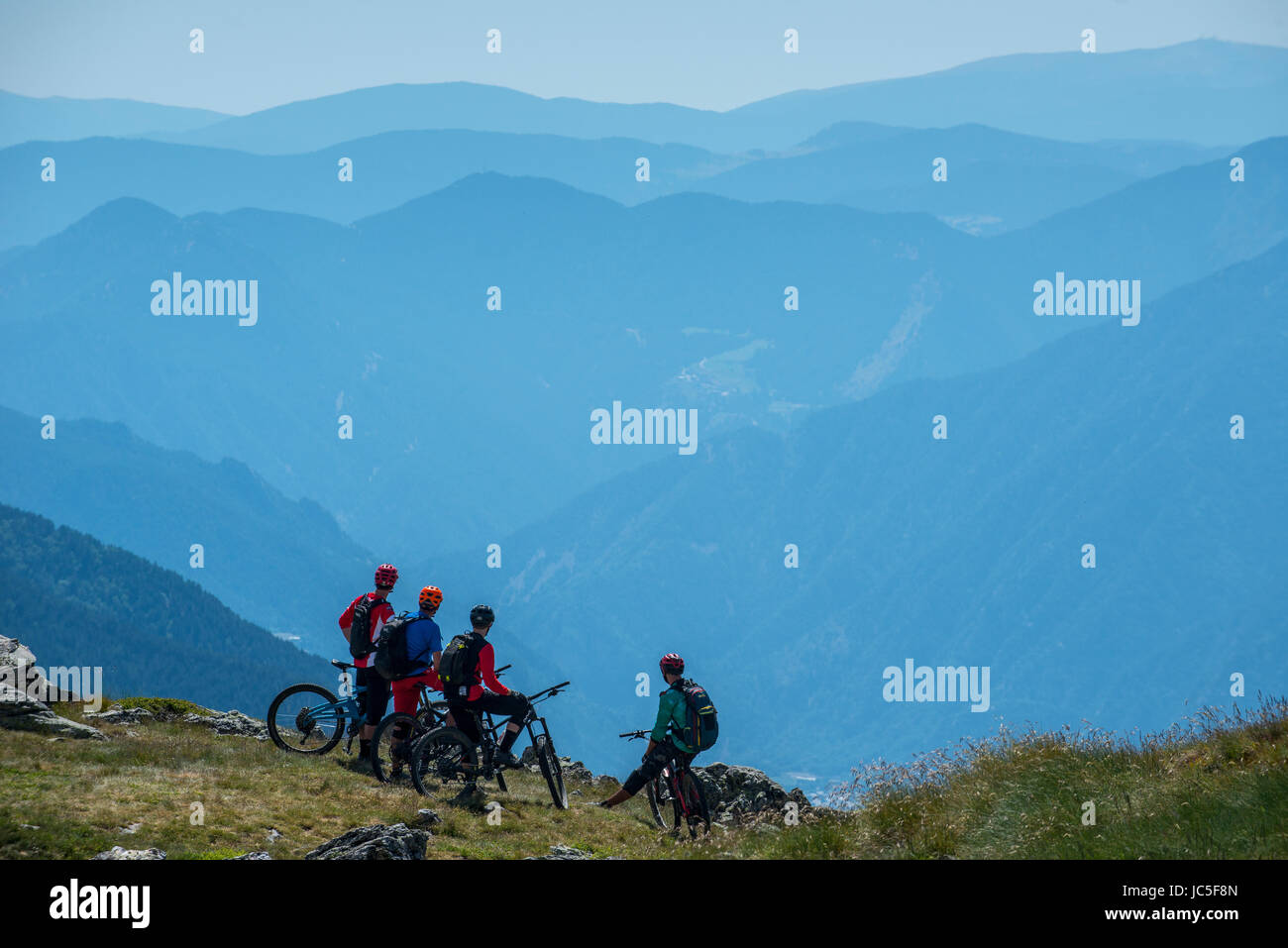 Eine Gruppe von Mountainbiker fahren eine Strecke hoch in den Pyrenäen, Andorra. Stockfoto
