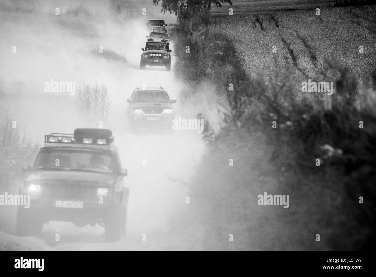 Offroad-Reisen auf Feldweg zwischen Weizenfeldern Stockfoto