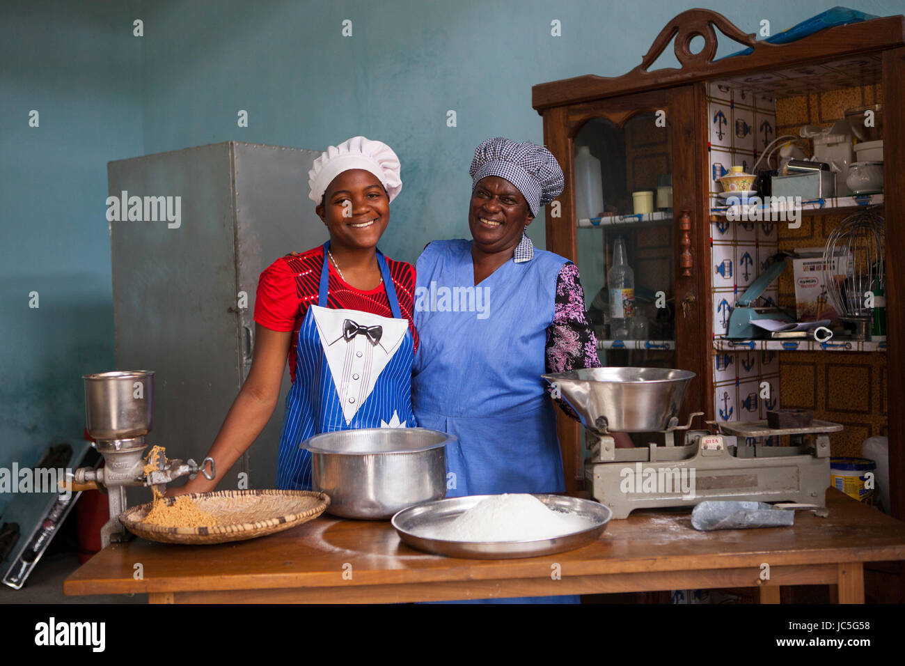 Kleinunternehmen weibliche Bäcker machen Brot, Tansania, Afrika. Stockfoto