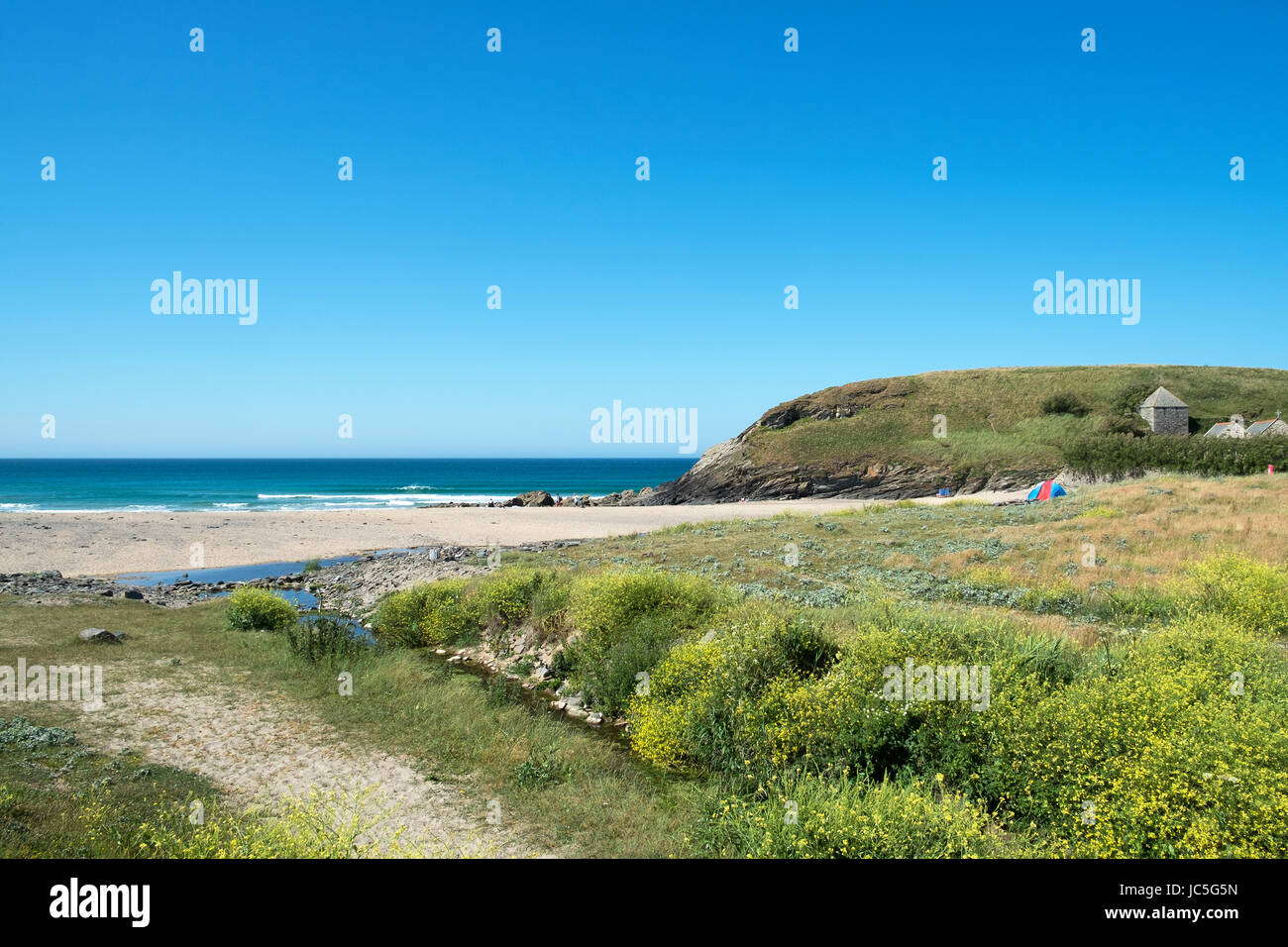 Sonnenschein und blauen Himmel in der Kirche Bucht Gunwalloe in Cornwall, England, uk. Stockfoto