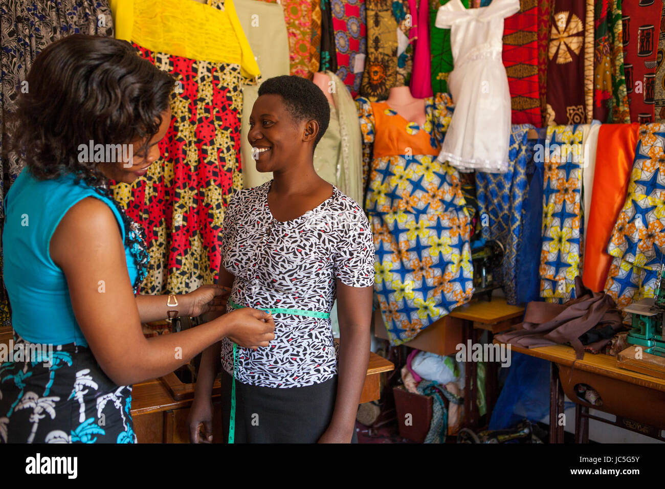 Ein kleines Unternehmen weibliche maßgeschneiderte Mess- ein Kunde, Tansania, Afrika. Stockfoto