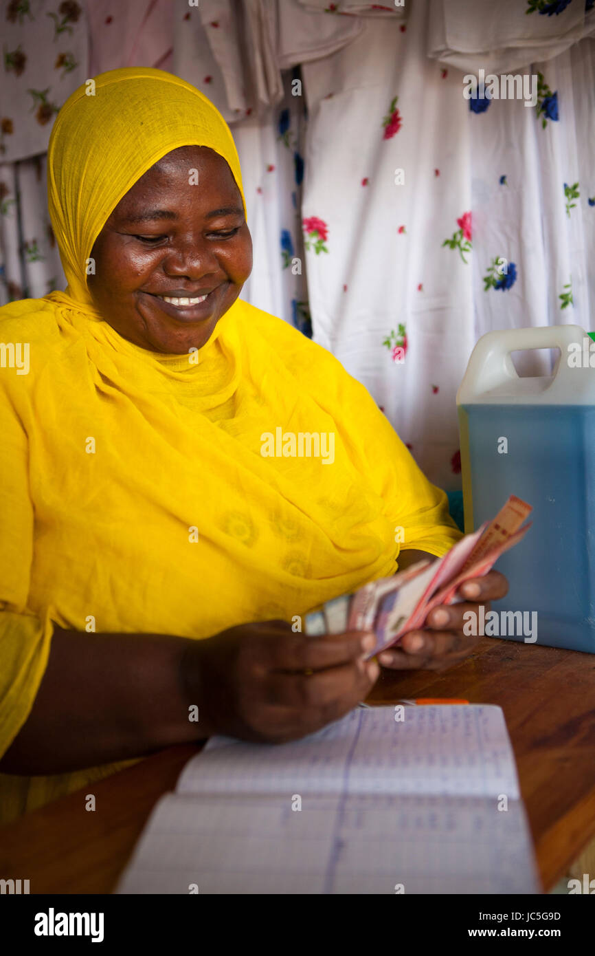 Eine weibliche Small Business batik Eigentümer, Tansania, Afrika Stockfoto