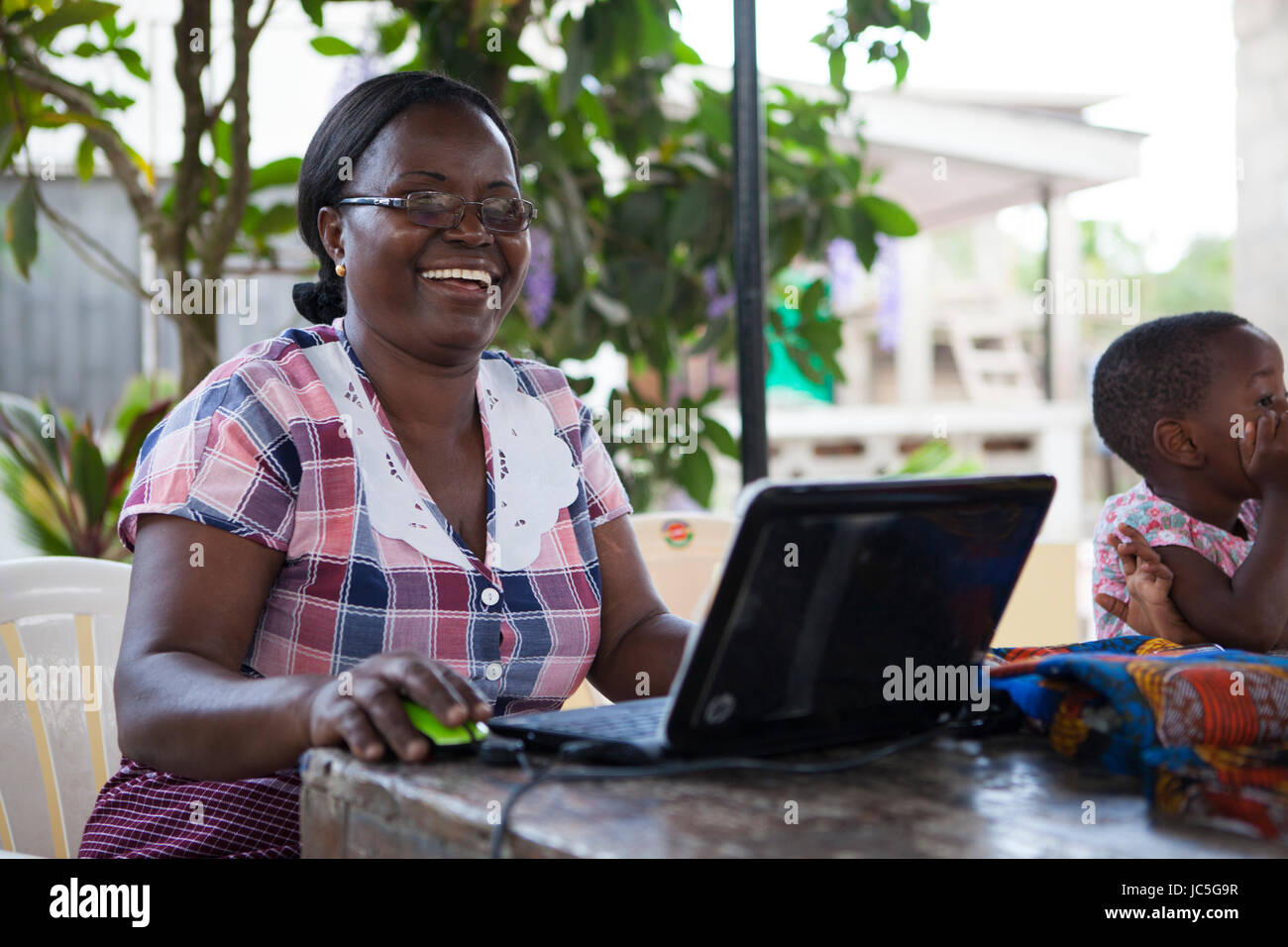 Eine weibliche Inhaber kleiner Unternehmen auf ihrem Computer, Tansania, Afrika Stockfoto