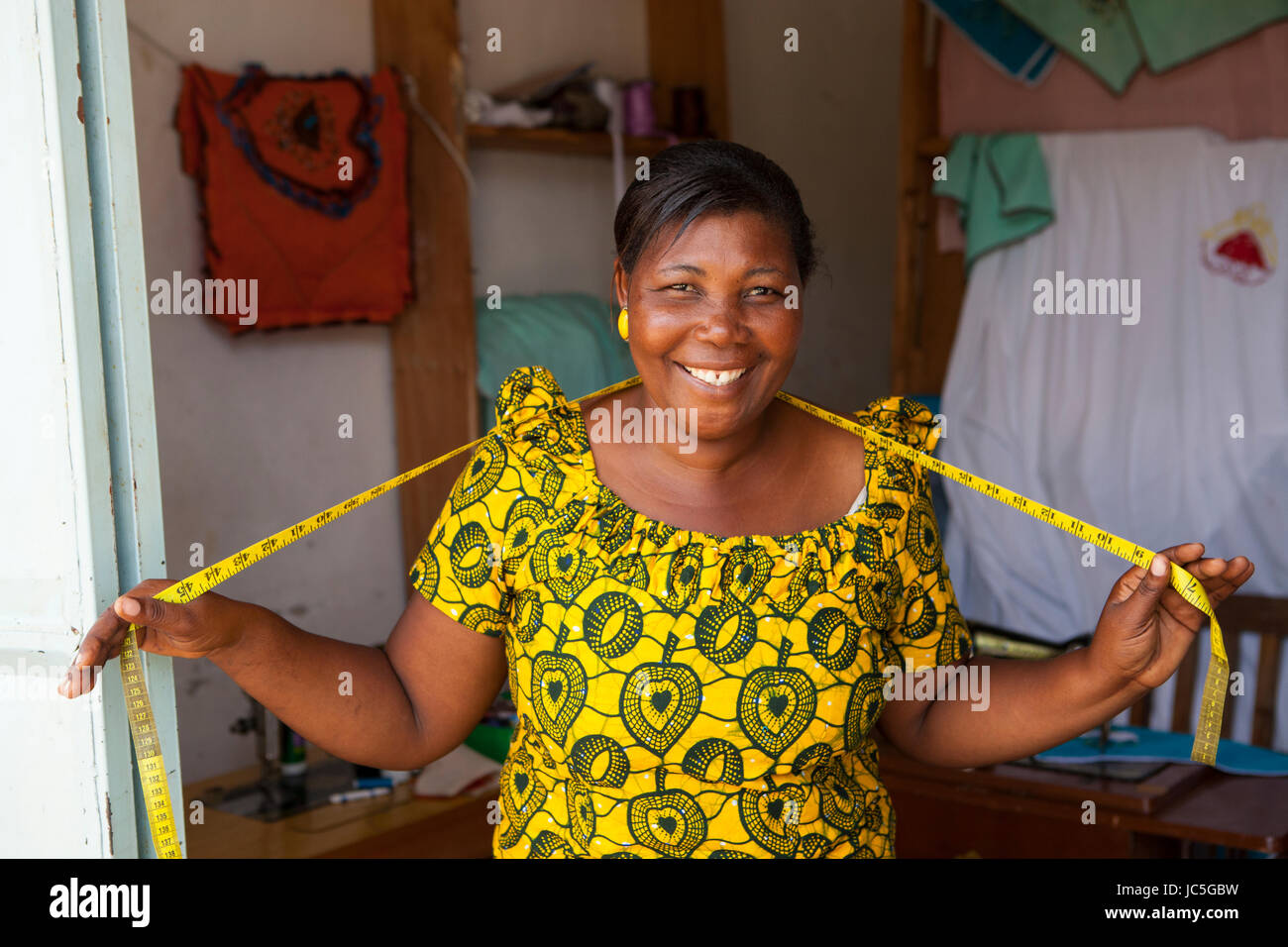 Frau Schneider in Ihrem Shop, Tansania, Afrika. Stockfoto