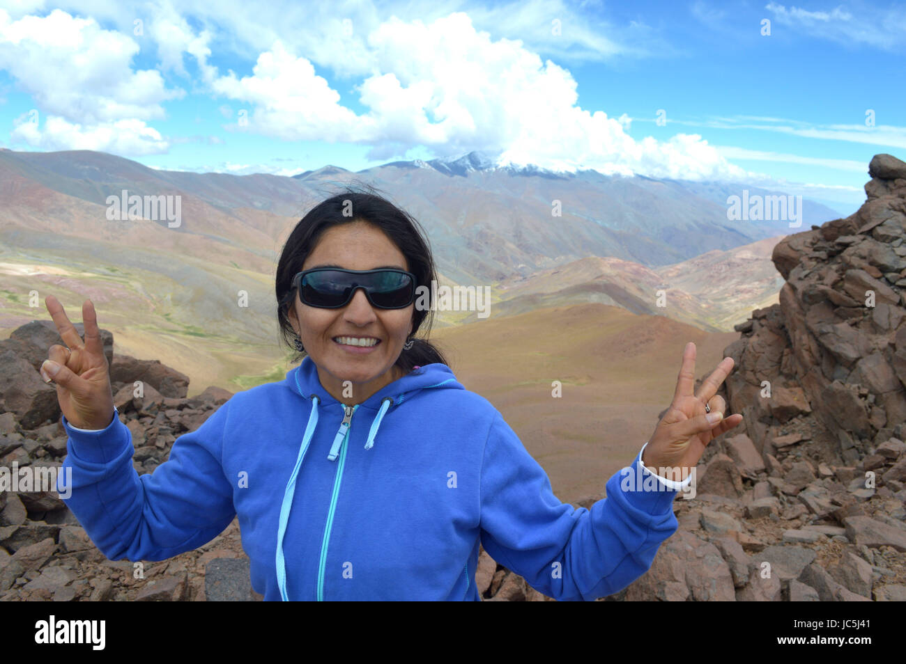 Junge Frau erforscht die Höhen der Acay in Salta, Argentinien Stockfoto