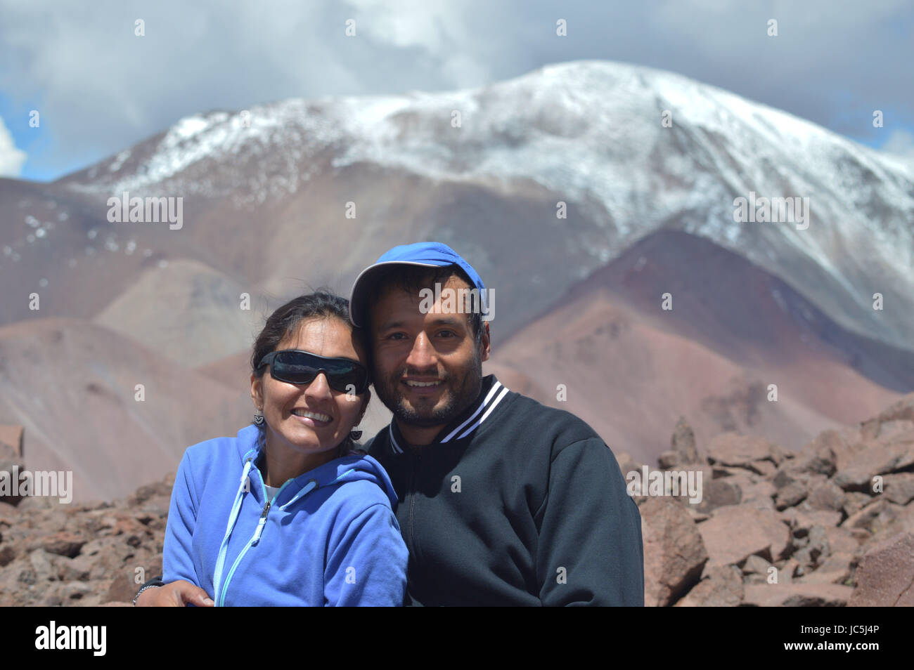 Glückliches Paar genießen Sie reinen Luft in den verschneiten Höhen Acay, Salta, Argentinien Stockfoto