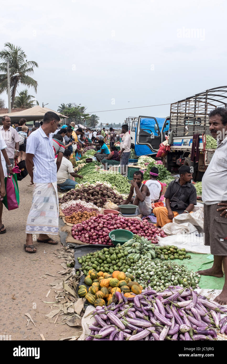 Anbietern an deren Ständen auf einem freien Markt in Negombo, Sri Lanka Stockfoto