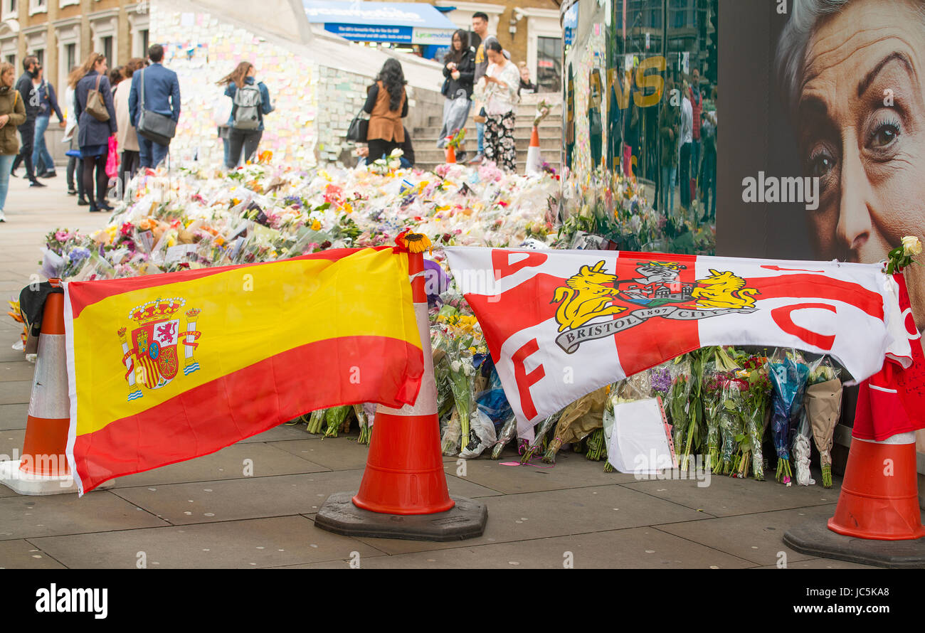 Floral Tribute & Nachrichten platziert in Erinnerung an diejenigen, die getötet oder verletzt durch die Terroristen Angriffe auf London Bridge und Borough Market, London. Stockfoto