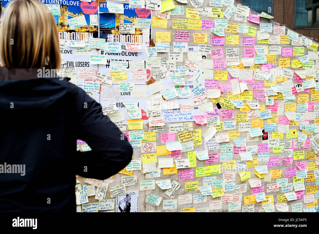 Floral Tribute & Nachrichten platziert in Erinnerung an diejenigen, die getötet oder verletzt durch die Terroristen Angriffe auf London Bridge und Borough Market, London. Stockfoto