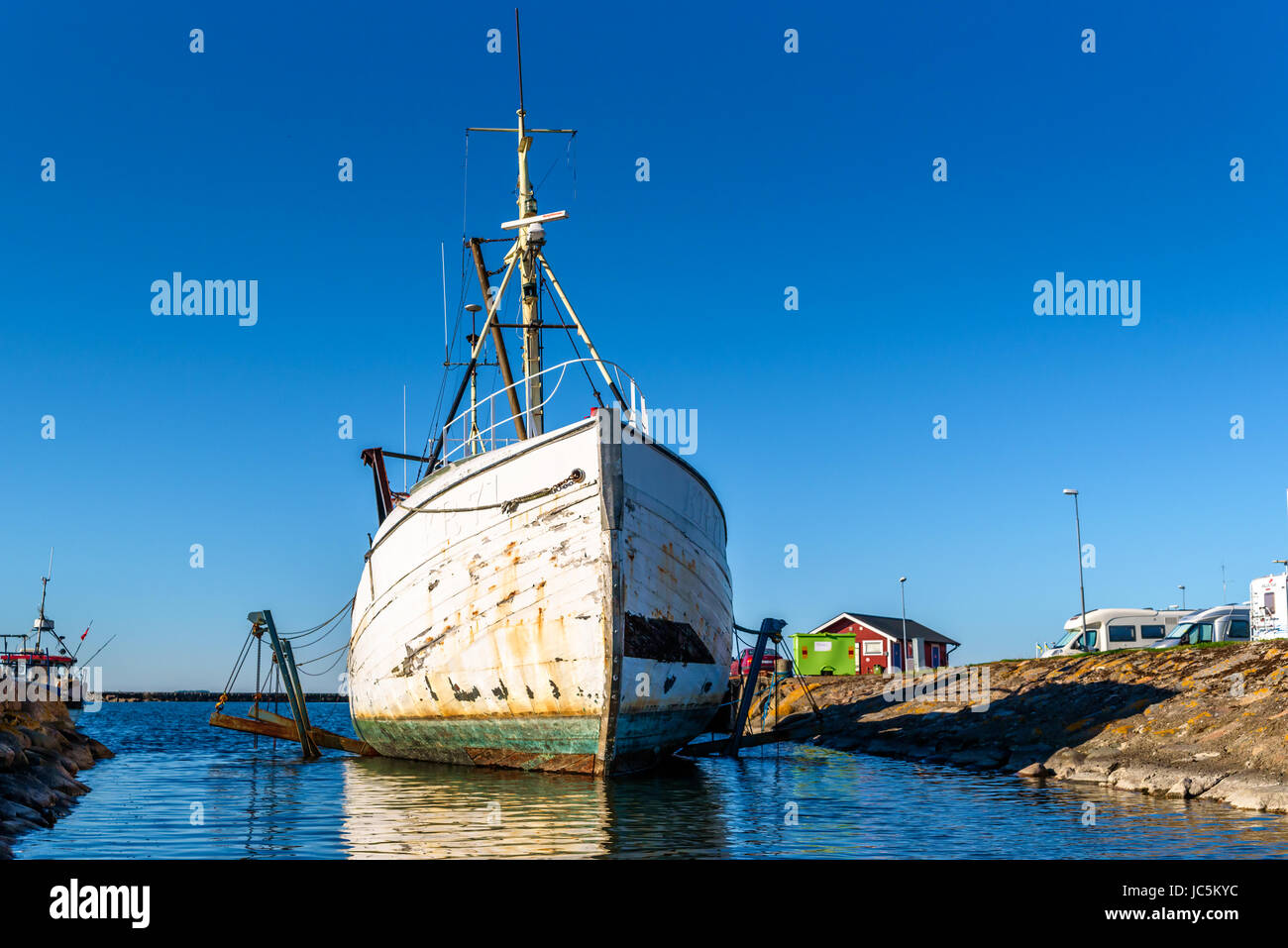 Gronhogen Öland, Schweden - 28. Mai 2017: Ökologische Dokumentarfilm. Angelboot/Fischerboot auf halber Höhe eine Produkteinführung Schiene im Marina für Reparaturen oder Wartung. Stockfoto