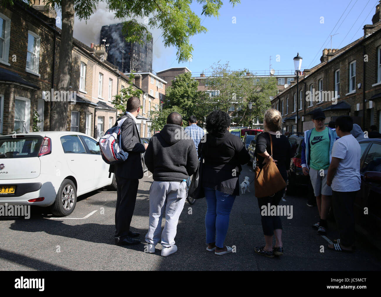 Anwohner beobachten, nachdem ein Feuer der 24-geschossige Grenfell Turm im Westen Londons verschlungen. Stockfoto