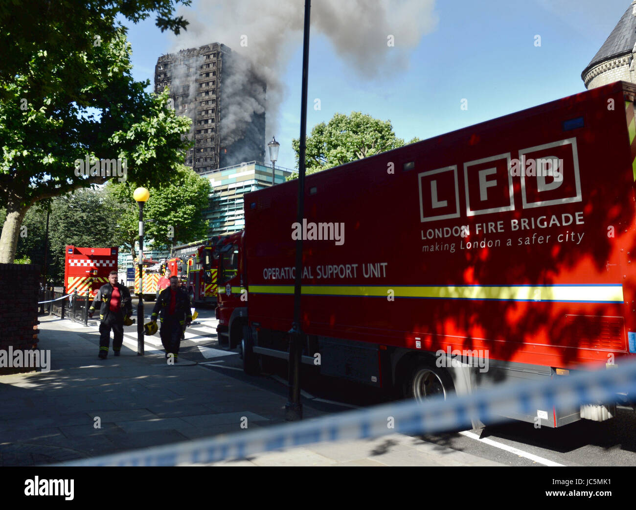 Rauchen Sie Wogen aus einem Feuer, das der 24-geschossige Grenfell Turm im Westen Londons verschlungen hat. Stockfoto