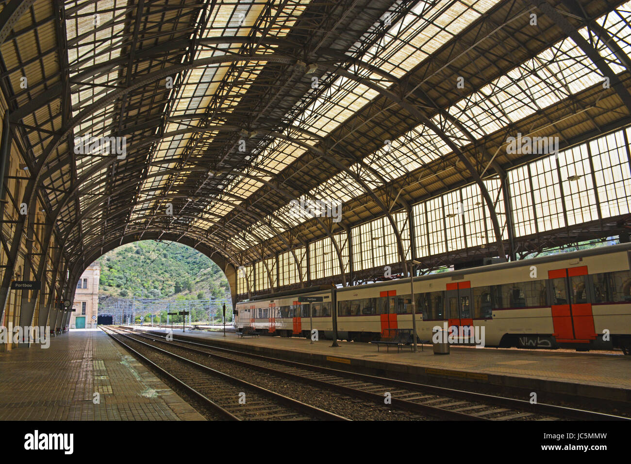 Zug im Bahnhof von Portbou, Spanien Stockfoto