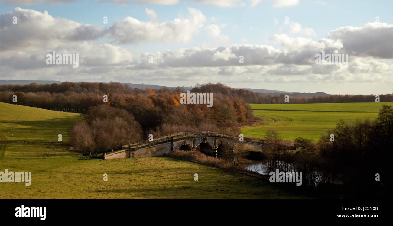 Brücke und Fluss im Winter, Castle Howard, North Yorkshire Stockfoto