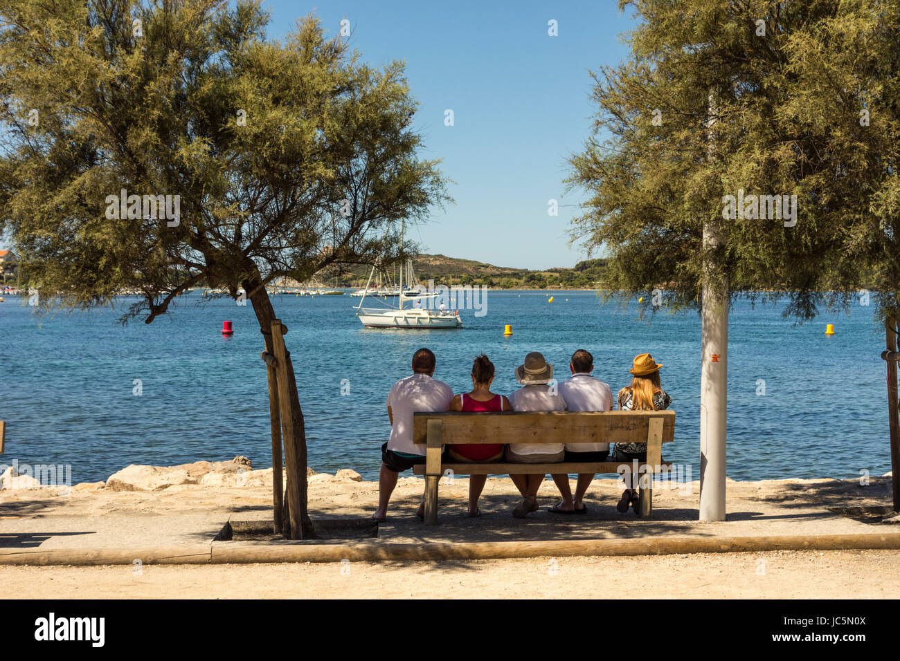 Personen, die das Meer genießen anzeigen sitzen auf einer Bank, Six Fours Les Plages, Var, PACA, Frankreich Stockfoto