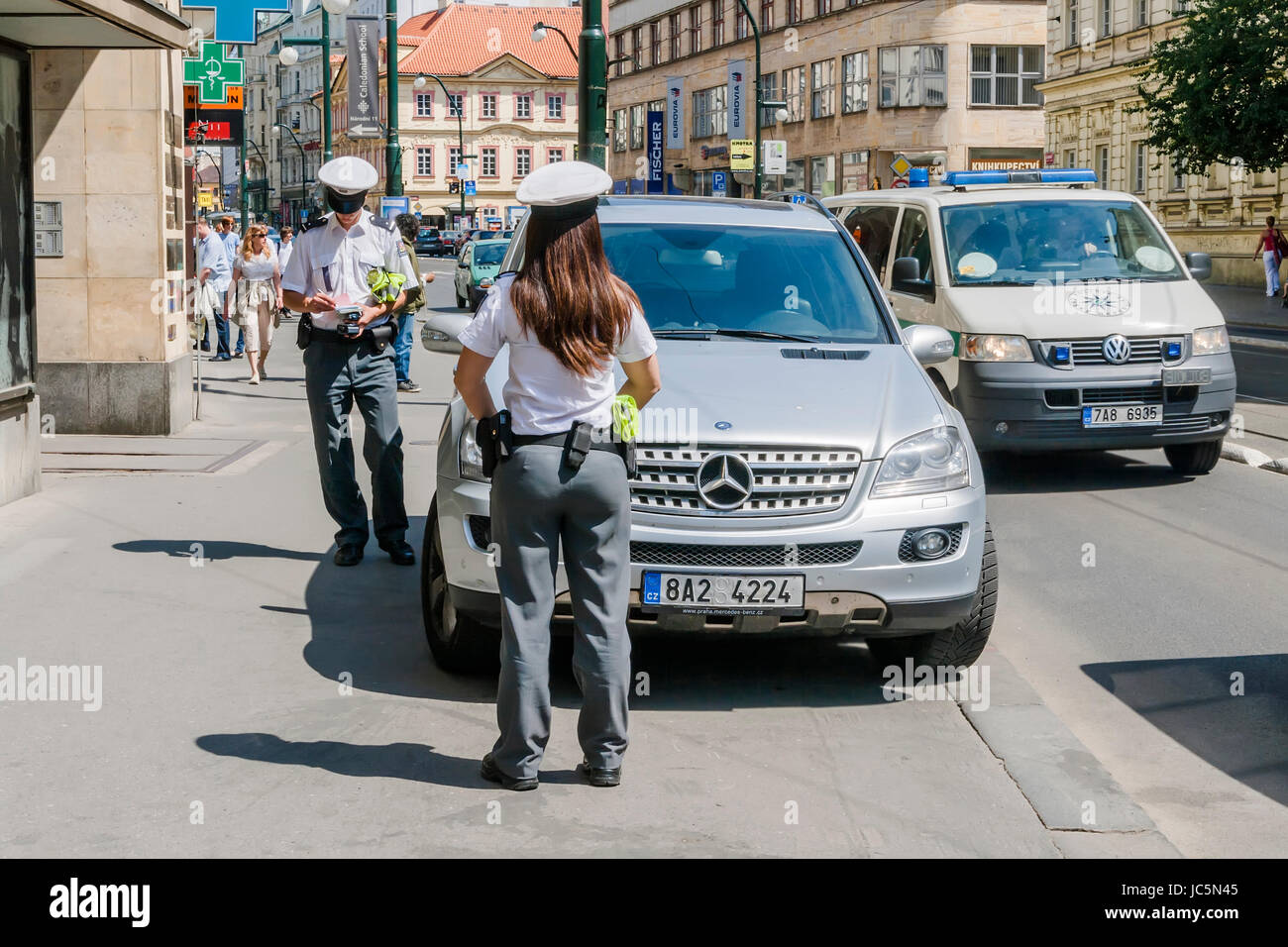 Prag, Tschechische Republik - 10. Mai 2011: zwei Polizisten, die Gebühr für das Parken auf der Straße von Prag am 10. Mai 2014 vorgeschrieben. Stockfoto