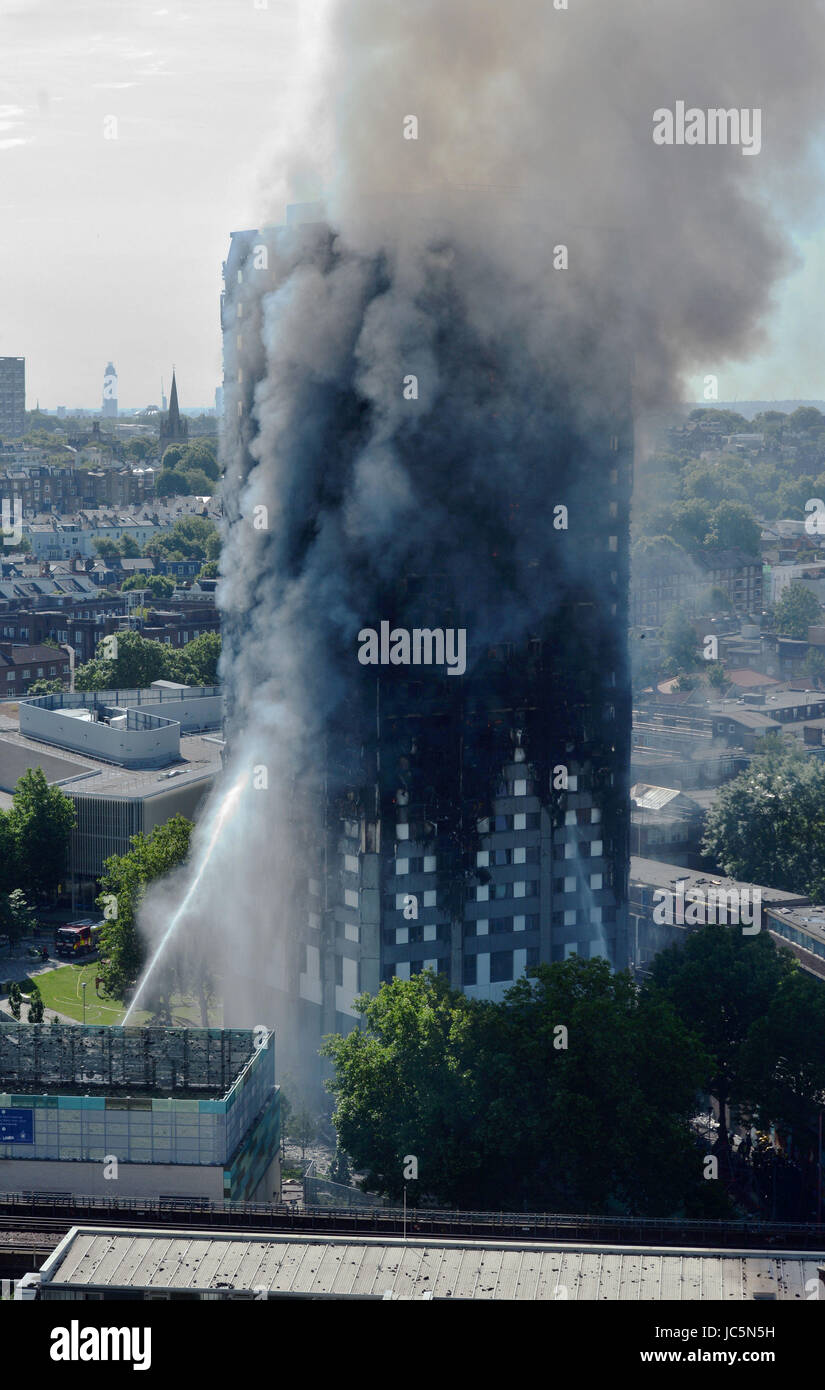 Rauchen Sie Wogen aus einem Feuer, das der 24-geschossige Grenfell Turm im Westen Londons verschlungen hat. Stockfoto