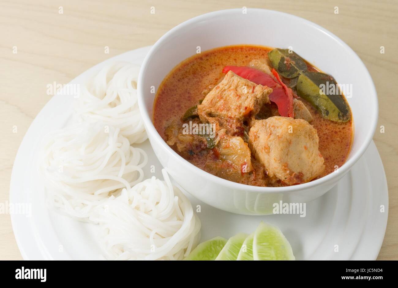 Veganes Essen, Teller mit rotem Curry mit strukturiertes Gemüseprotein, Ananas und Kokosmilch. Stockfoto