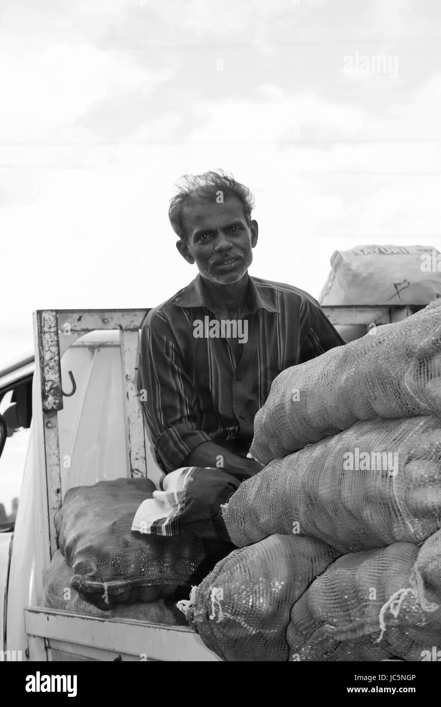 Lokalen Dorf Männer bringen selbst angebautem Obst & Gemüse auf den Markt zu verkaufen. Stockfoto