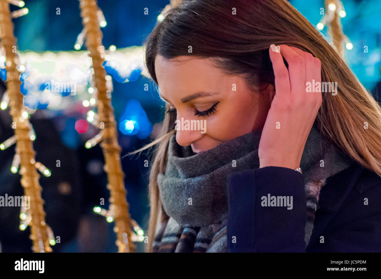 Einsame Weihnachten Frau auf der Straße in der Nacht Winter. Festliche Brünette zu Weihnachten blickte traurig Stockfoto