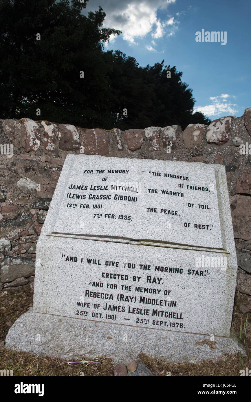 Gedenkstein für James Leslie Mitchell besser bekannt als Lewis Grassic Gibbon auf dem Friedhof von Kirk Saint Ternan, Arbuthnott, Aberdeenshire, Stockfoto