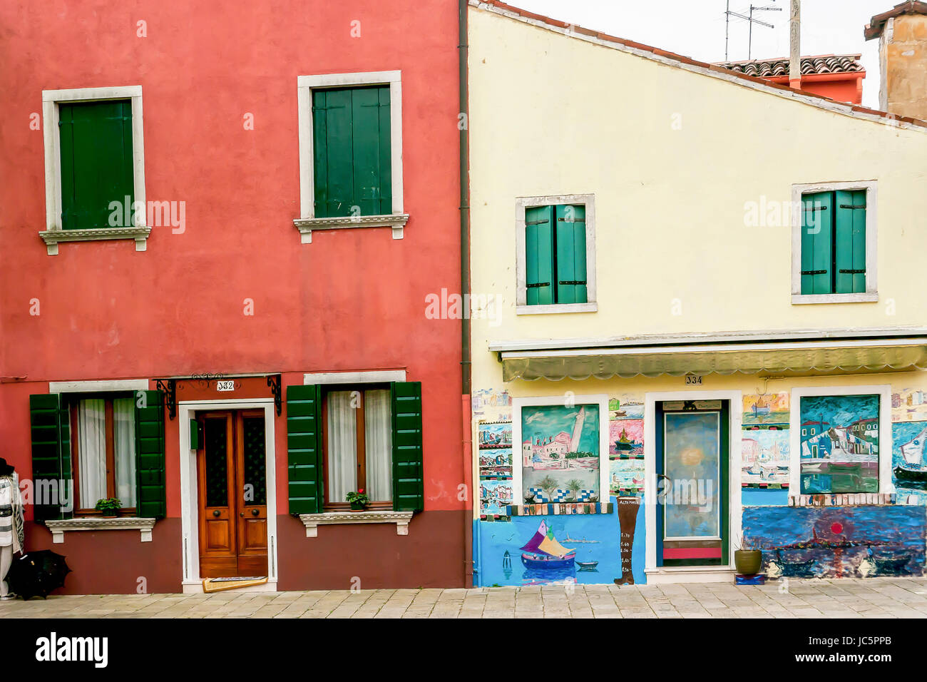 Bunte Häuser und Geschäfte auf der Insel Burano in der venezianischen Lagune Stockfoto