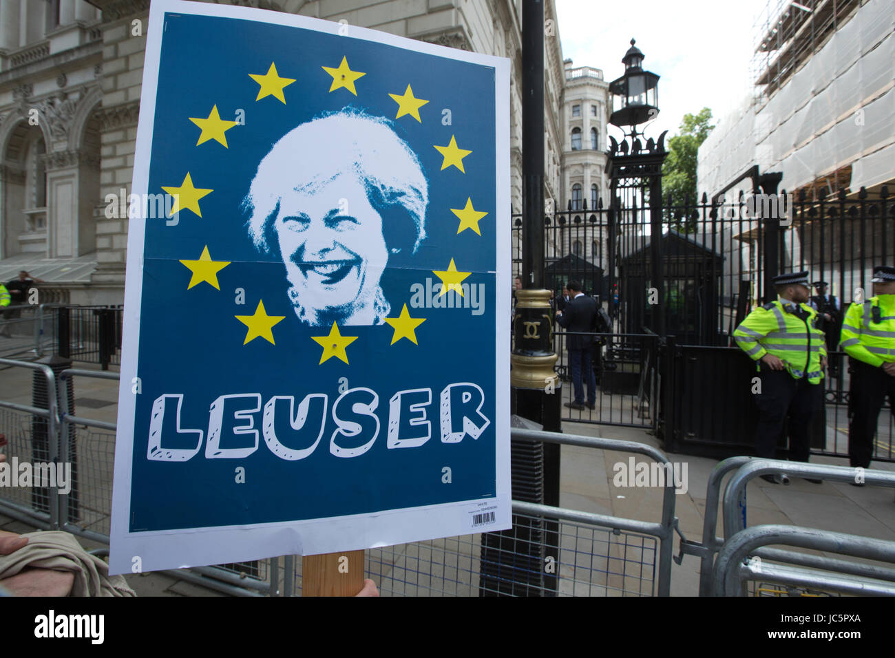 Anti-Theresa abholen kann, Darstellung der Premierminister von Großbritannien gegen die bevorstehende EU-Austritt-Verhandlungen in Brüssel ab. Stockfoto