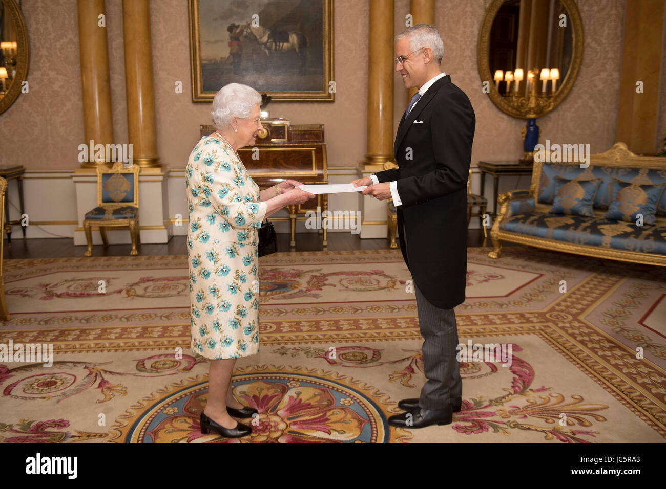 Königin Elizabeth II wird mit den Buchstaben erinnern seines Vorgängers und sein eigenes Beglaubigungsschreiben von seiner Exzellenz Julian Ventura Valero, der Botschafter der Vereinigten Mexikanischen Staaten, während einer Privataudienz im Londoner Buckingham Palace präsentiert. Stockfoto