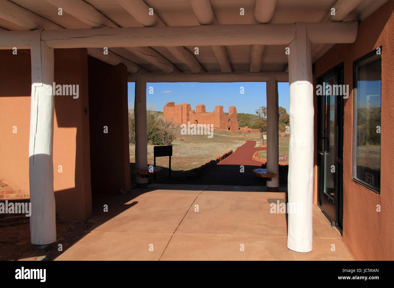 Eingang zu den Ruinen Quarai bei Salinas National Monument, einem der zahlreichen alten Pueblo und Spanischen Kolonialstil archäologischen Stätten in New Mexico Stockfoto