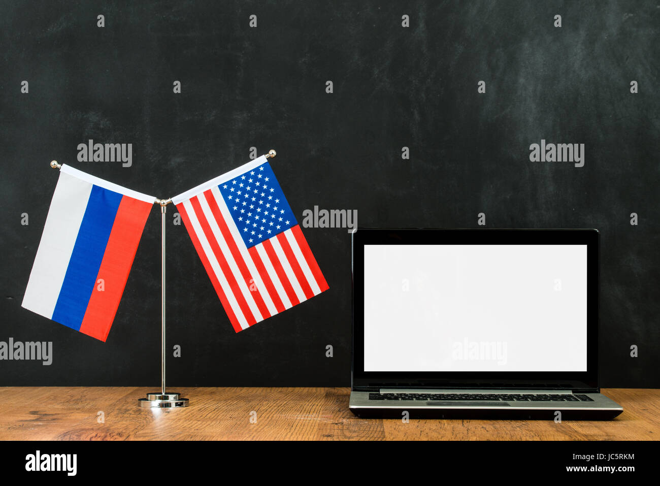 Ausspionieren von Amerika Russland. Russische Hacker drohen USA Computer Netzwerke politisches Problem Flagge am Fahnenmast vor Tafel Kreidetafel mit cop Stockfoto